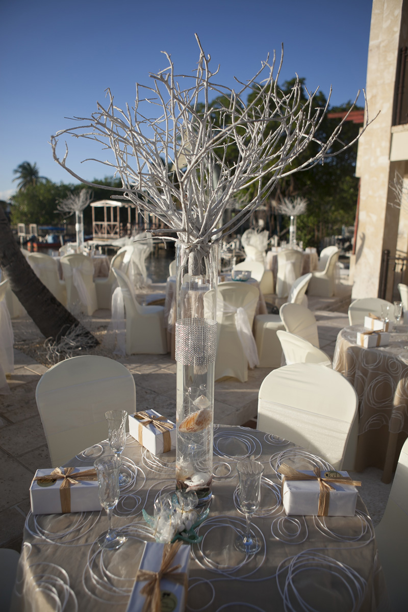 Elegant Waterfront Wedding Reception with Seashell Centerpieces | The Majestic Vision Wedding Planning | Villas Mar Azure in Ponce, PR | www.themajesticvision.com | Shay Cochrane Photography