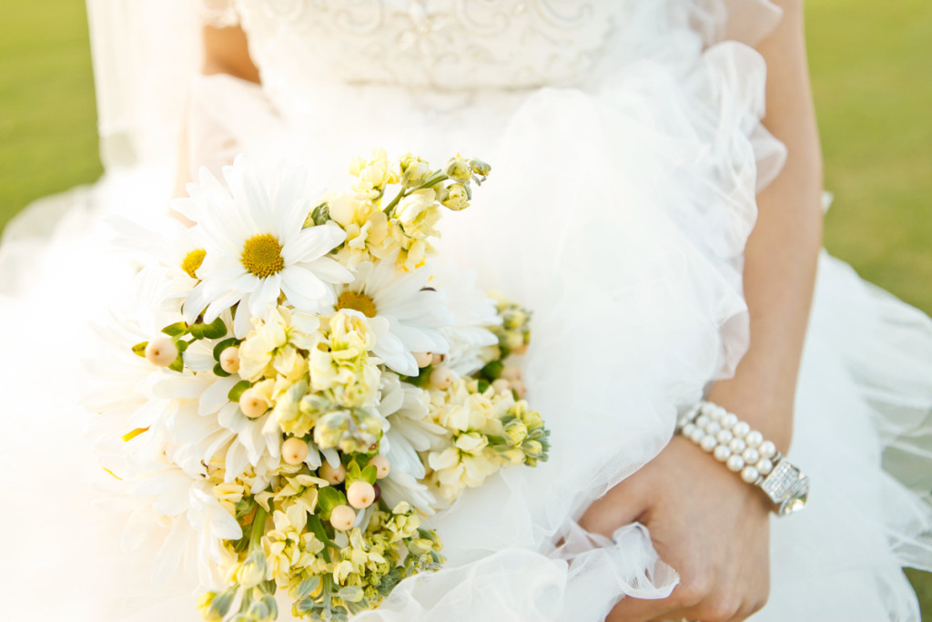 Romantic White and Yellow Daisy Bridal Bouquet | The Majestic Vision Wedding Planning | International Polo Club in Palm Beach, FL | www.themajesticvision.com | Krystal Zaskey Photography