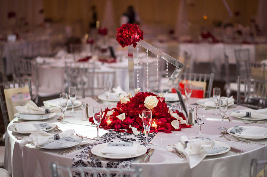 Elegant Geometric Mirror Centerpiece with Red Roses for Indian Wedding Reception | The Majestic Vision Wedding Planning | PGA National in Palm Beach, FL | www.themajesticvision.com | Haring Photography
