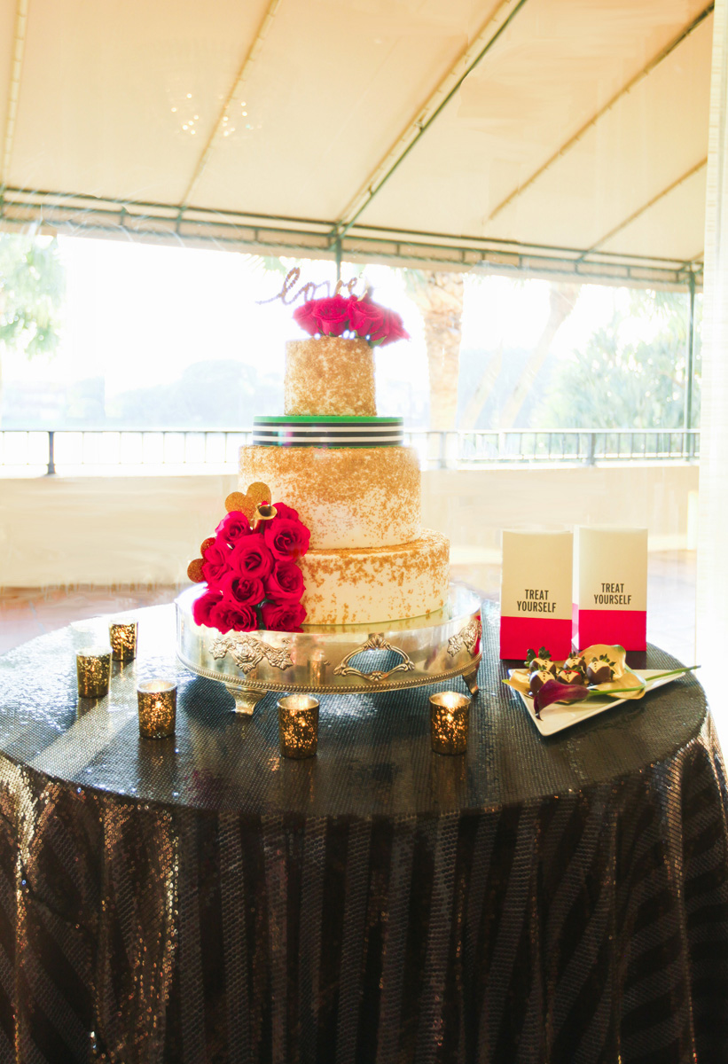 Kate Spade Inspired Modern and Elegant Wedding Cake with Gold Glitter | The Majestic Vision Wedding Planning | Breakers West in Palm Beach, FL | www.themajesticvision.com | Krystal Zaskey Photography