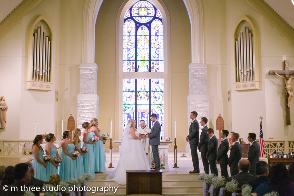 Elegant Wedding Ceremony | The Majestic Vision Wedding Planning | St Jerome Catholic Church in Milwaukee, WI | www.themajesticvision.com | M Three Studio